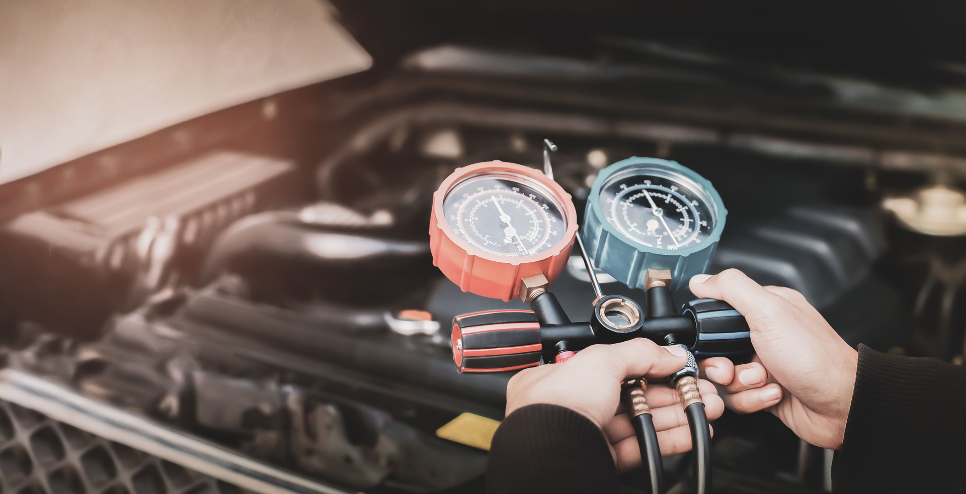 Car air conditioner check service, leak detection, fill refrigerant.Device and meter liquid cooling in the car by specialist technicians.